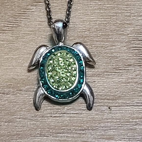 Dainty Green rhinestone turtle necklace - Picture 10 of 10